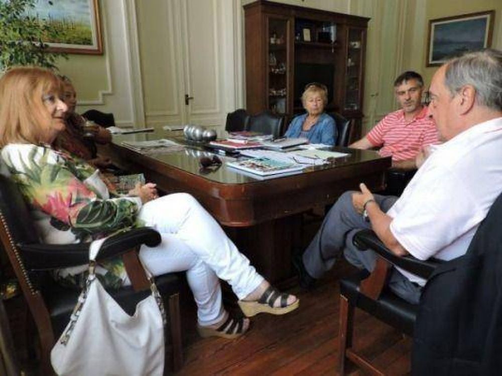 El Intendente Lunghi recibi� a integrantes de la Fundaci�n del Hospital de Ni�os