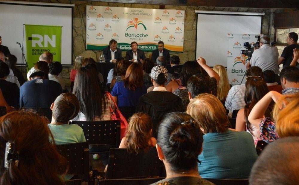 Weretilneck entreg� aportes a instituciones y certificados a microemprendedores