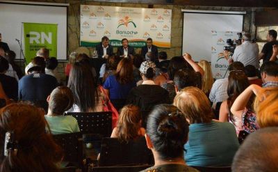Weretilneck entreg� aportes a instituciones y certificados a microemprendedores