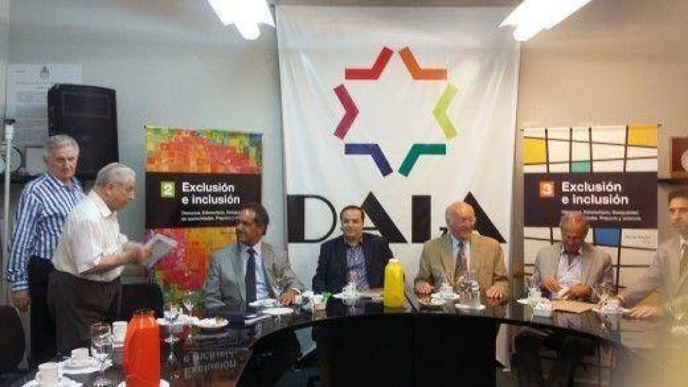 La DAIA se reunió con el ex gobernador Daniel Scioli que hizo referencia al juicio en ausencia