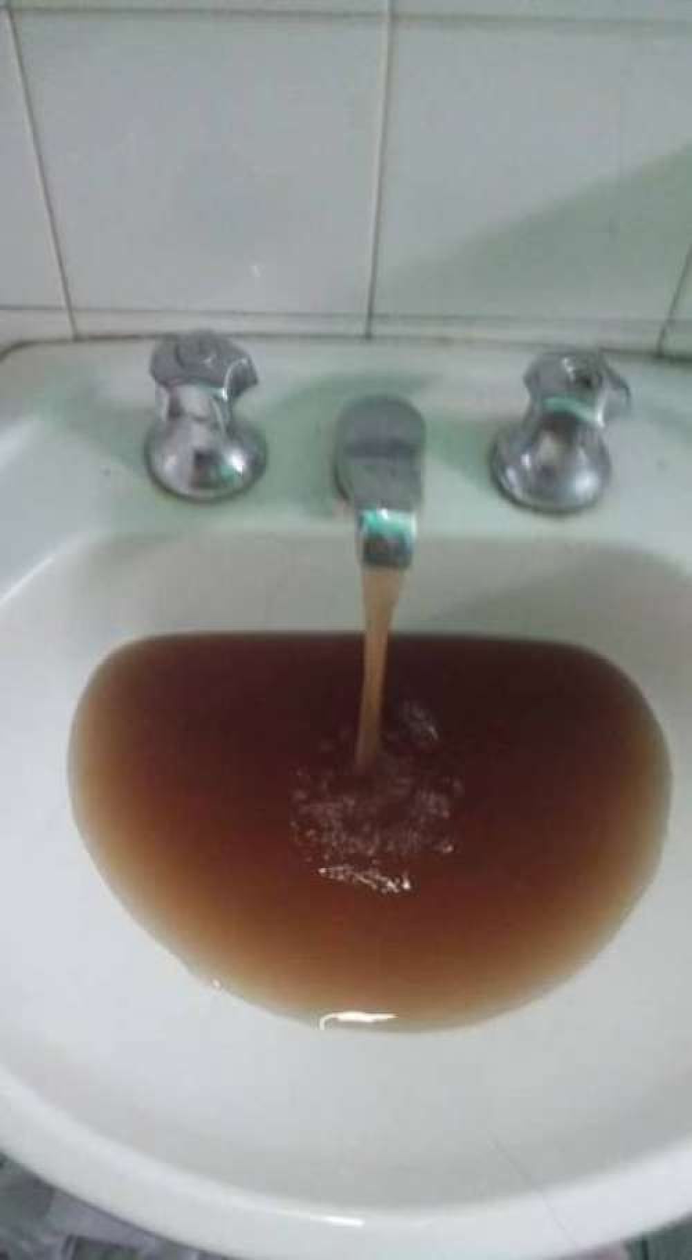 Parece chocolate: vecinos de B� San Isidro Labrador denuncian contaminaci�n del agua