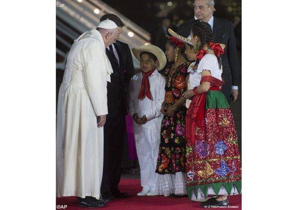 Multitudinaria y luminosa bienvenida al Papa en México