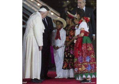 Multitudinaria y luminosa bienvenida al Papa en M�xico