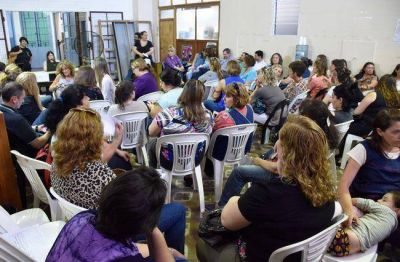 Docentes y estudiantes denuncian oferta de �profesorados expr�s�
