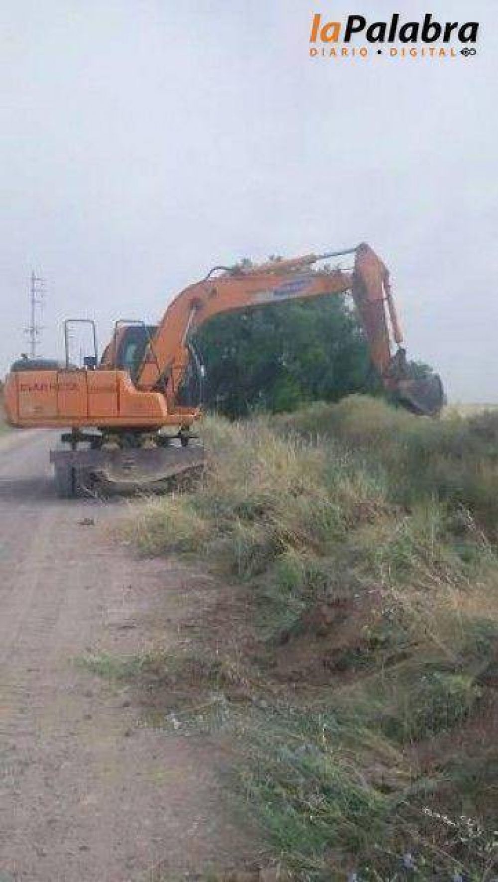 Trabajan en el mantenimiento del basural de Stroeder