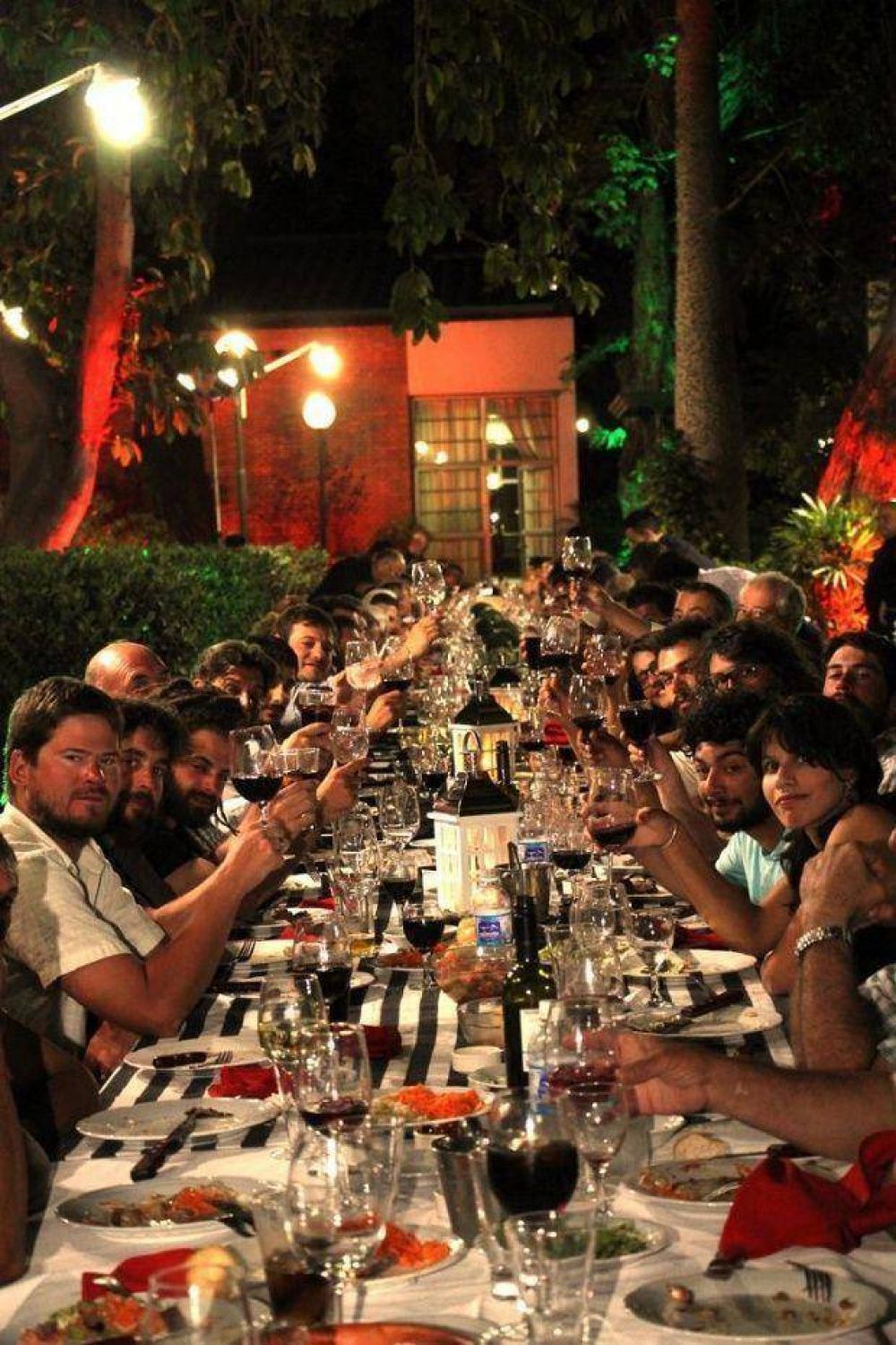 U�ac recibi� a los expedicionarios en una cena de camarader�a