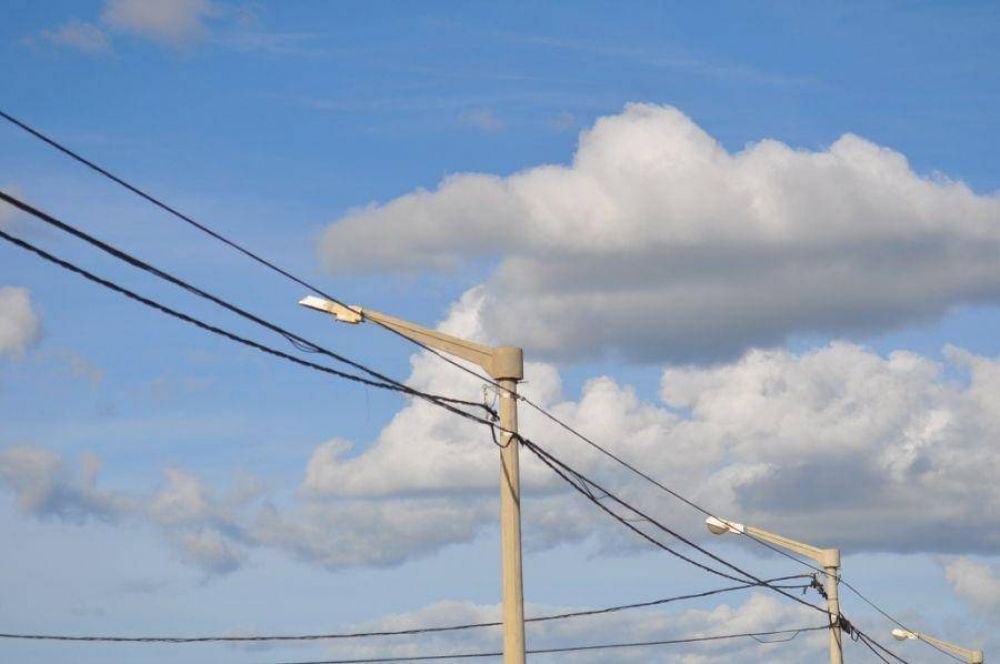 Insistencia municipal para que las empresas retiren los cables a�reos