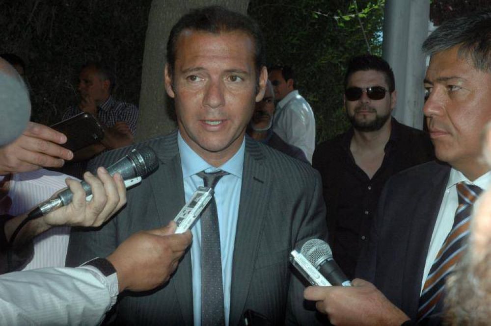 Aumento salarial: el gobierno se sienta hoy con los gremios
