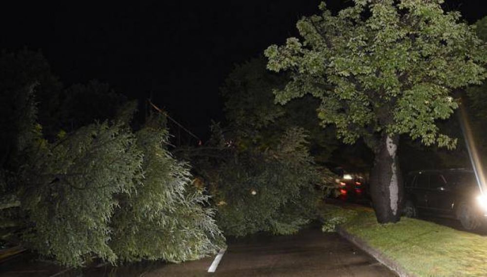 La protesta de vecinos de Sierras Chicas coincidi� con la lluvia