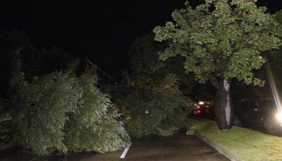 La protesta de vecinos de Sierras Chicas coincidi� con la lluvia