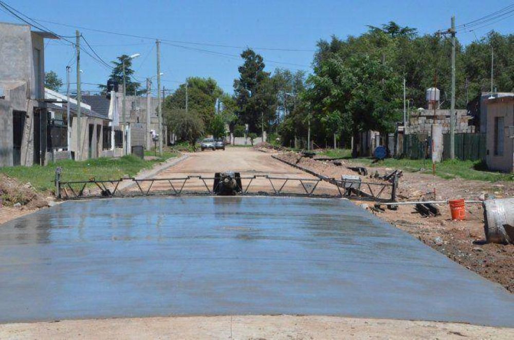 Contin�an los trabajos de pavimentaci�n en el barrio 