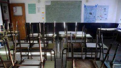 Faltan 11.699 sillas y 5.628 mesas de aula