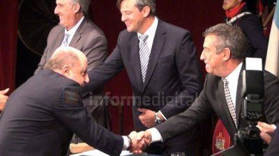 Sin mirarse, Busti y Urribarri se dieron la mano despu�s de a�os