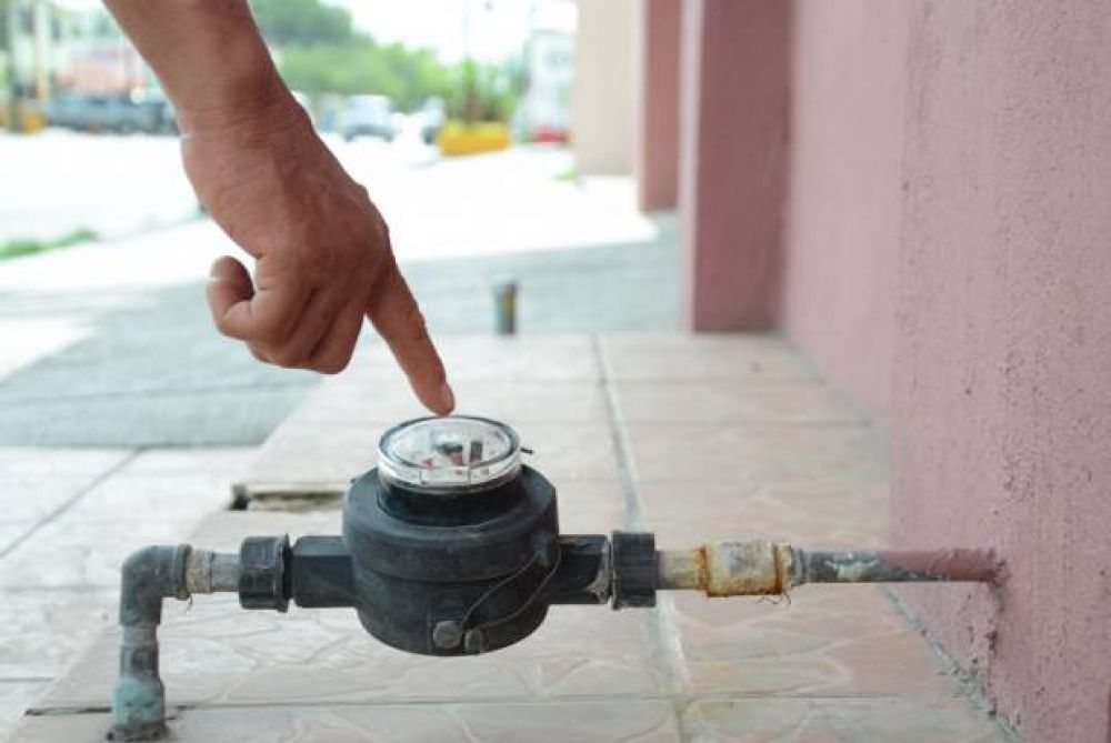 En el municipio piensan en un esquema de servicio medido: agua que no has de beber, ahora ser� mejor que no la dejes correr