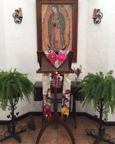 Regalan al Papa una estola s�mbolo de la vida de 2 mil ni�os salvados del aborto