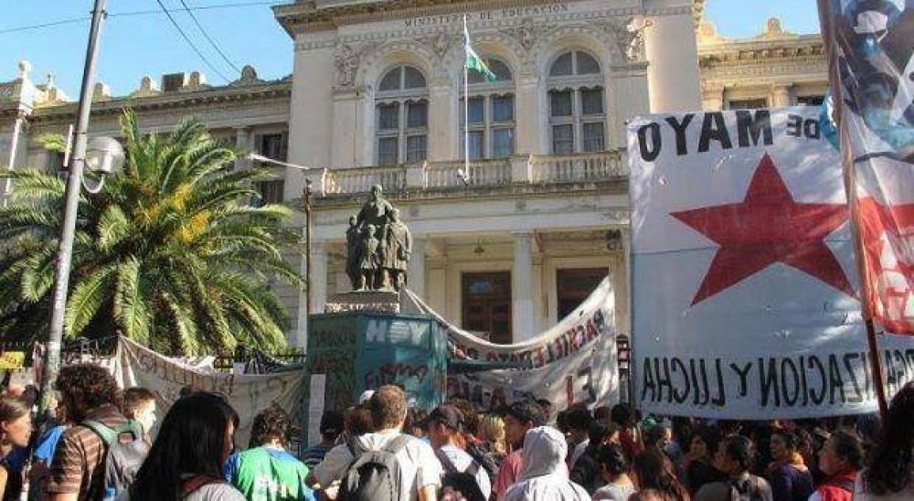 Contratos �basura�: Trabajadores estatales tomaron oficinas de la Direcci�n general de Escuelas
