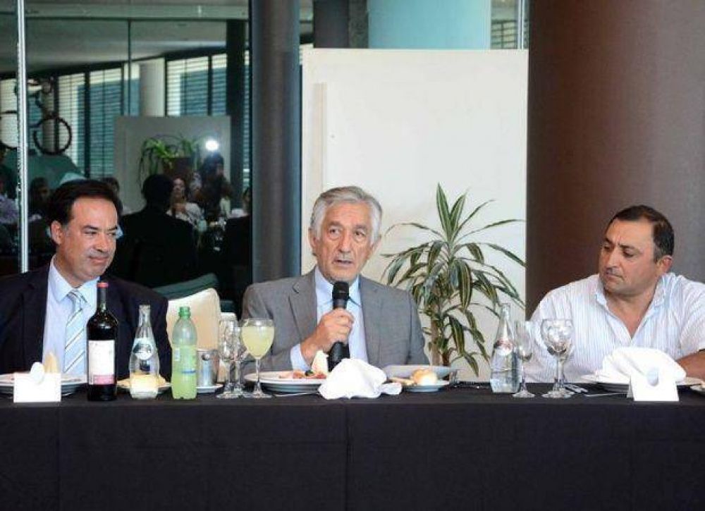 Anunciaron un bono de mil pesos para la administraci�n p�blica y el aumento de la ayuda escolar