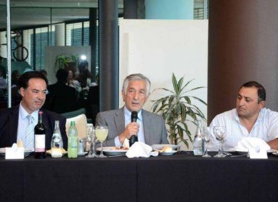 Anunciaron un bono de mil pesos para la administraci�n p�blica y el aumento de la ayuda escolar
