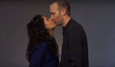 Jud�os y �rabes se besan a favor del amor