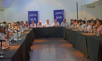 Massa reuni� a intendentes, legisladores y dirigentes