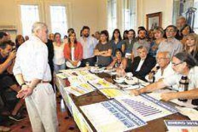 Con nuevas cr�ticas para el Gobierno