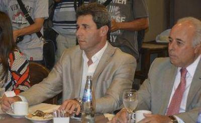 U�ac habl� de paritarias y de pr�stamos de la Caja de Acci�n Social