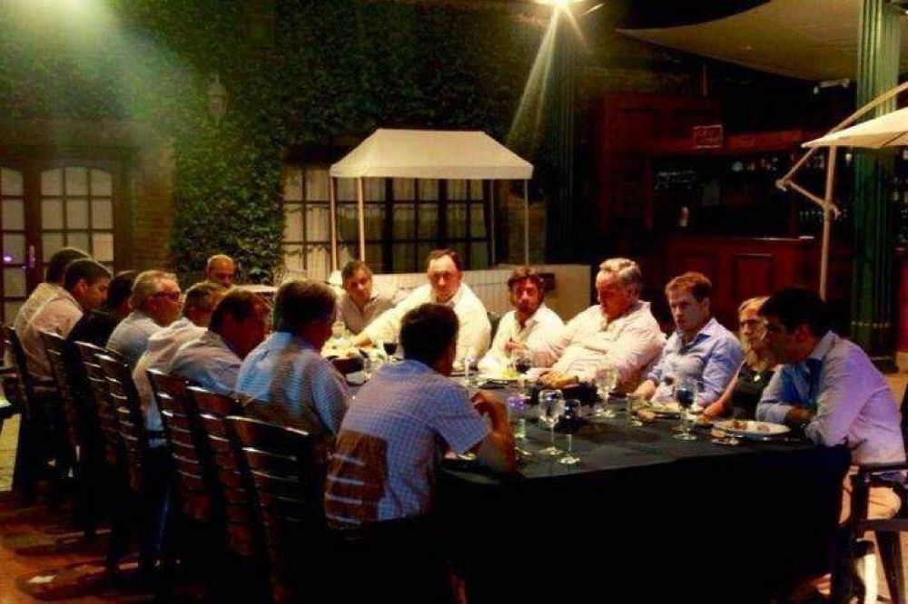 El Intendente Municipal Dr. Di Cesare estuvo en la reuni�n con el Ministro de Gobierno, F. Salvai