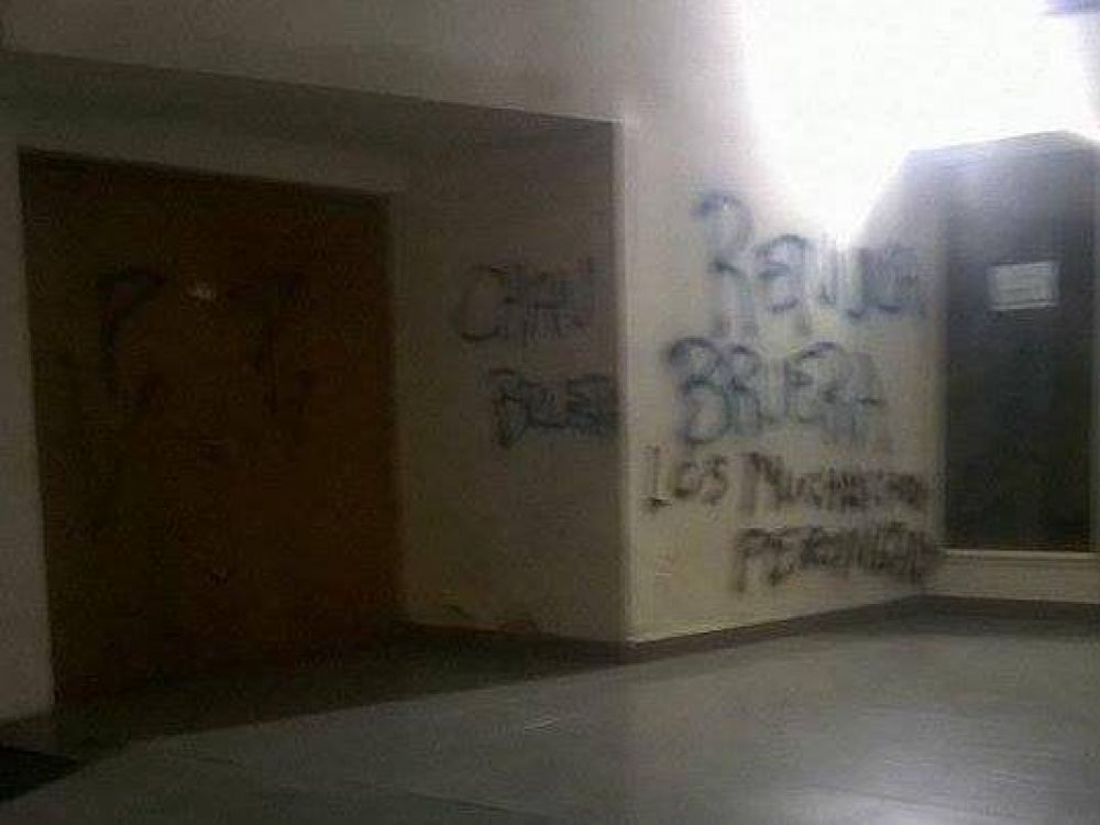 Escrache en la puerta del PJ La Plata: �Garro involucrado?