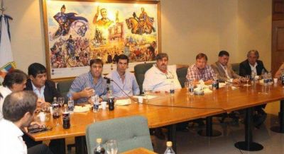 Los rebeldes del PJ amenazan a Cristina y a Gioja con postular al riojano Casas