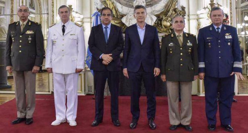 Macri encabez� saludo protocolar con jefes militares