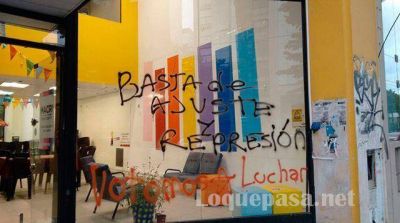 Escracharon con pintadas la sede del PRO