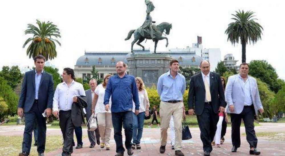 Vidal se reuni� con legisladores y baj� l�nea para que se declare la emergencia en infraestructura