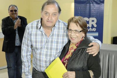 El intendente encabez� la entrega a 50 familias de su t�tulo de propiedad