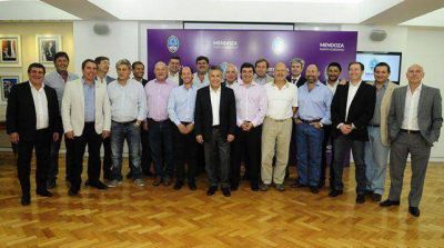 Cornejo y los intendentes acordaron que el tope para las paritarias municipales ser� del 22% en dos cuotas