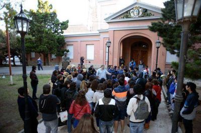 �ltimo momento: Polic�a reprimi� en Casa de Gobierno y hay dos delegados de ATE hospitalizados con traumatismo de cr�neo