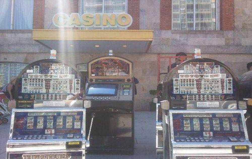 Operativo policial quita las m�quinas tragamonedas del Casino del Hotel Provincial