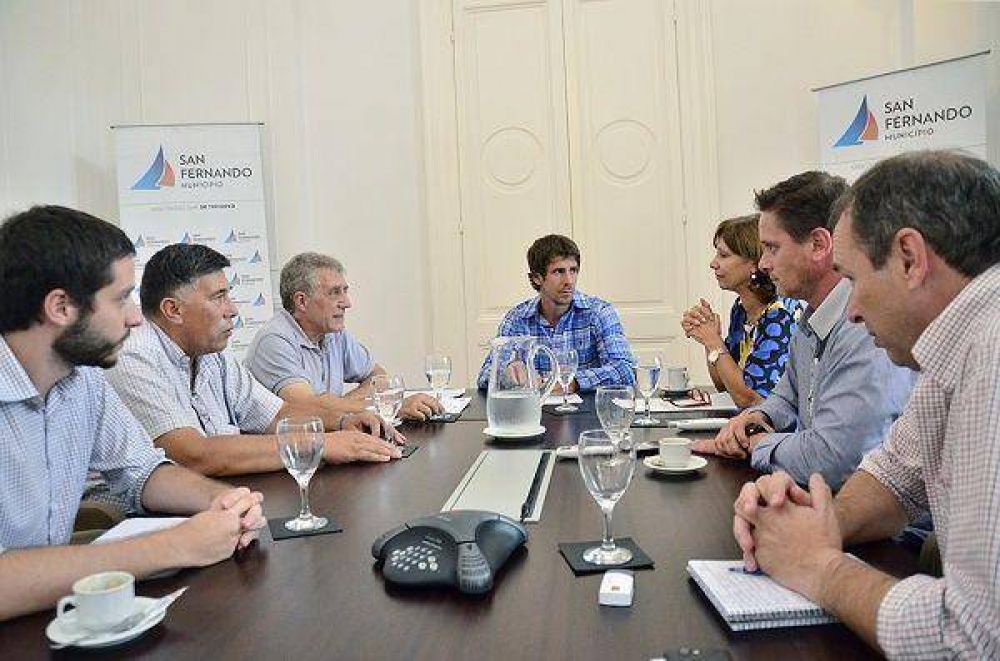 Juan Andreotti y funcionarios locales se reunieron con el Director de Islas