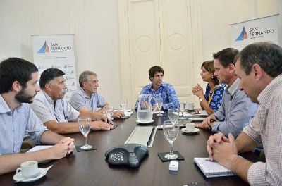 Juan Andreotti y funcionarios locales se reunieron con el Director de Islas