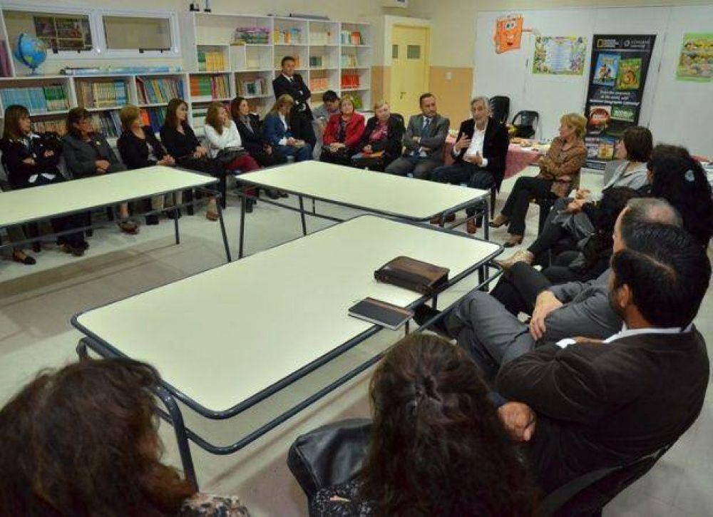 El Gobernador se re�ne con directores de escuelas