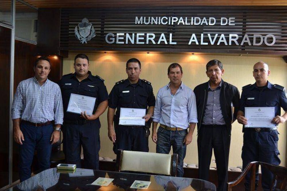 Gral Alvarado: El Intendente Dr. Di Cesare hizo un reconocimiento a los polic�as