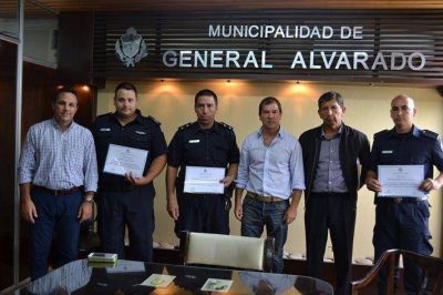 Gral Alvarado: El Intendente Dr. Di Cesare hizo un reconocimiento a los polic�as