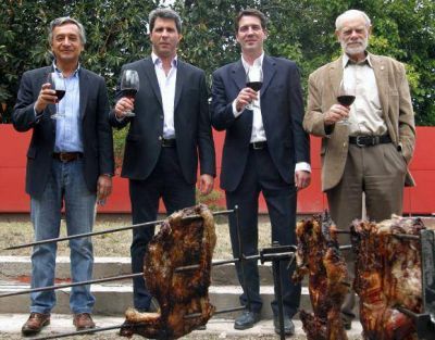 U�ac citar� a opositores a casi tres meses de gesti�n