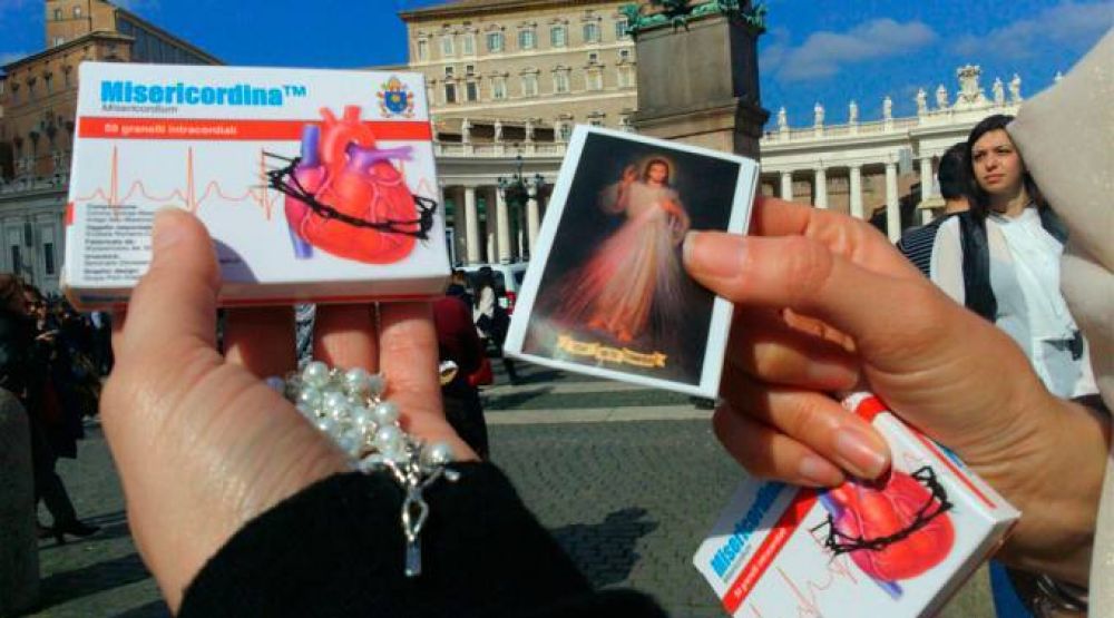 El Papa regala y receta la Misericordina Plus para alcanzar la conversin esta Cuaresma