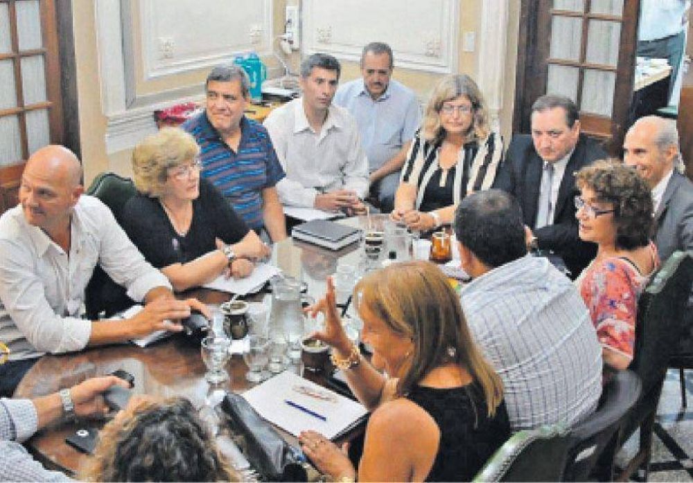 Docentes santafesinos evaluar�n una oferta salarial atada a fondos que Naci�n a�n no garantiz�