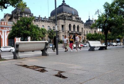 La plaza Independencia qued� afuera de las grandes obras del Bicentenario 