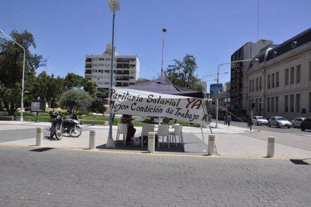 ATE instal� una carpa frente a la Municipalidad de Paran� para pedir reincorporaciones 