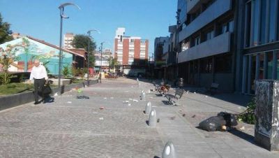 Oscura de noche, sucia de d�a: la Plaza de la Cultura, abandonada por la Comuna
