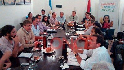 Gremios docentes vuelven a reunirse hoy con el gobierno