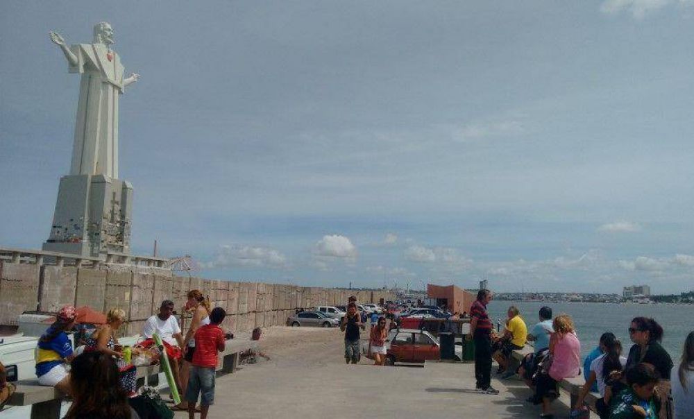 Un renovado paseo Escollera Sur recibi� a cientos de turistas