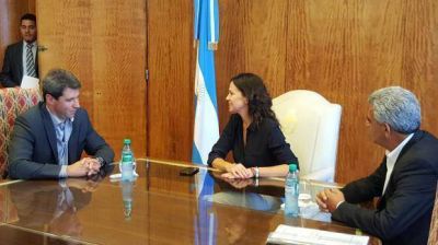 Llega a San Juan Carolina Stanley para firmar convenios y entregar certificados